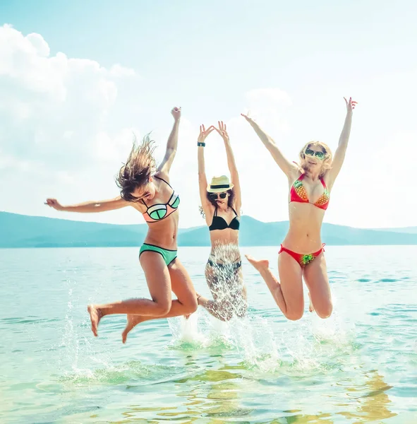 Weergave Van Groep Van Vrienden Having Fun Tropisch Strand Zomer — Stockfoto