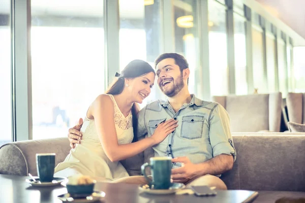 Pasangan Muda Romantis Dewasa Minum Kopi Dan Makan Biskuit — Stok Foto