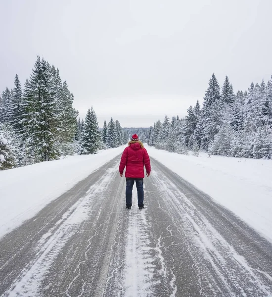 Jovem Caminhando Beira Estrada Sob Neve — Fotografia de Stock