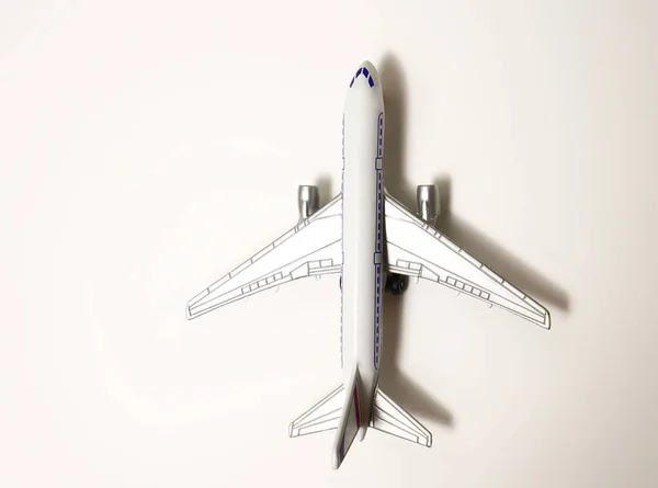 Avión Modelo Gris Sobre Fondo Gris Con Espacio Copia Diseño — Foto de Stock