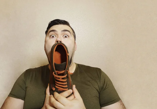 Hombre Gritando Través Del Talón Del Zapato Moderno Elegante Fondo —  Fotos de Stock