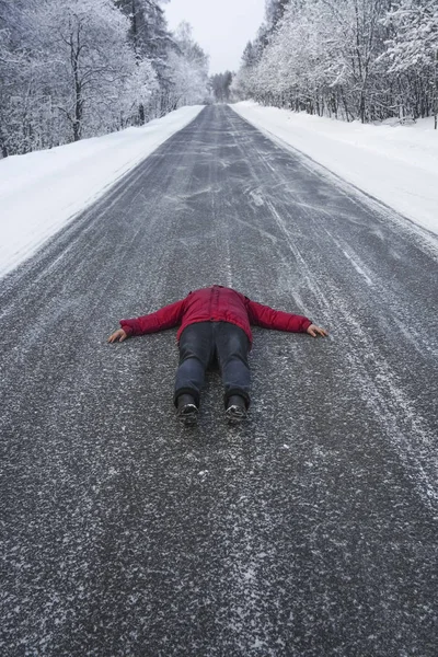 Mann Liegt Auf Asphaltstraße Winterzeit — Stockfoto