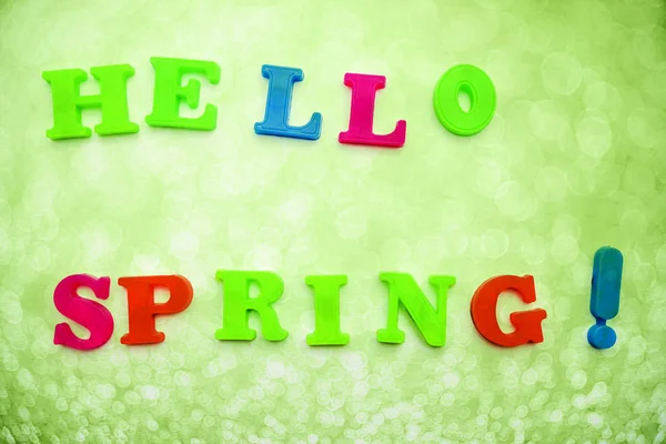 Olá Primavera Letras Plástico Frase Olá Primavera Fundo Bokeh Verde — Fotografia de Stock
