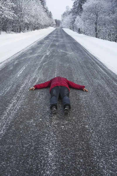 Mann Liegt Auf Asphaltstraße Winterzeit — Stockfoto