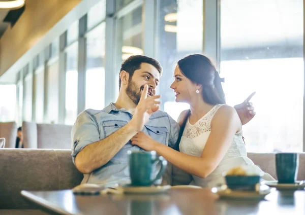 夫妇在咖啡店的沙发上放松 恋爱中的情侣 — 图库照片