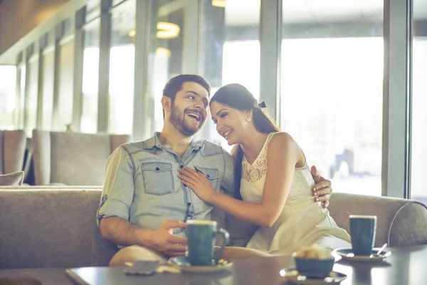 浪漫的年轻成人夫妇喝咖啡和吃饼干 — 图库照片