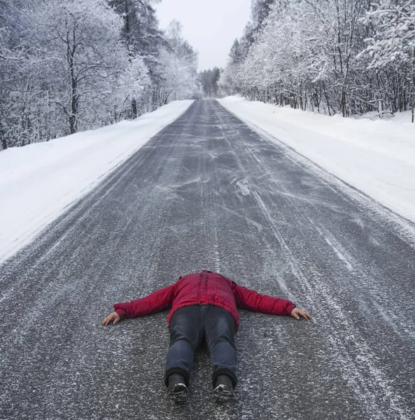 Mann Liegt Auf Asphaltstraße Winterzeit — Stockfoto