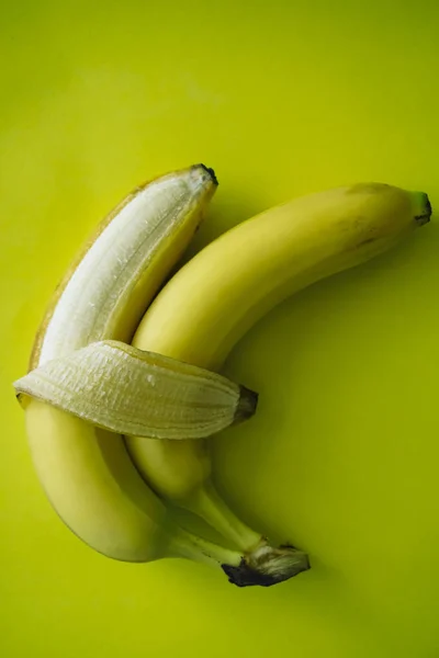 本のバナナが黄色の背景上に分離します 愛と優しさ サイン シンボル カップルの包含の概念 — ストック写真