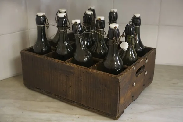 Παλιό Άδειο Σαφή Μπουκάλια Μπύρας Ένα Vintage Ξύλινο Καφάσι — Φωτογραφία Αρχείου