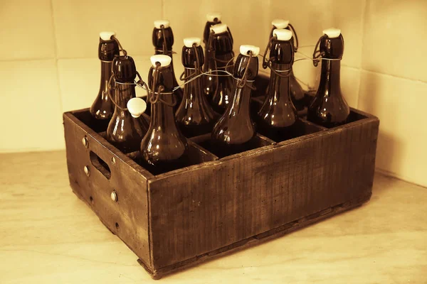 Παλιό Άδειο Σαφή Μπουκάλια Μπύρας Ένα Vintage Ξύλινο Καφάσι — Φωτογραφία Αρχείου