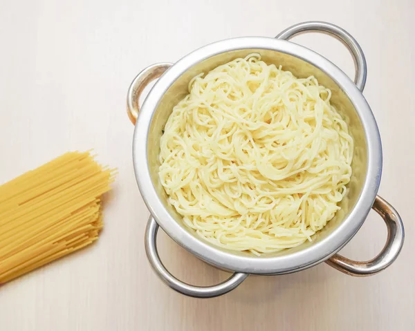 イタリア語の平面図が乾燥し 白い木製のテーブルで麺をゆで — ストック写真