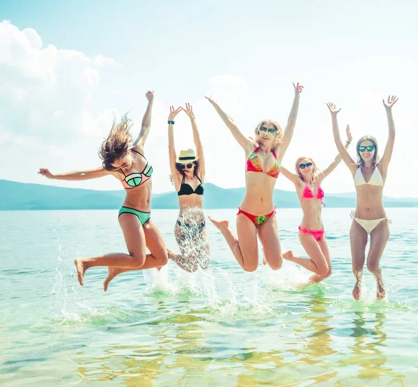 Вид Группы Друзей Веселящихся Пляже Летом Летнее Время — стоковое фото