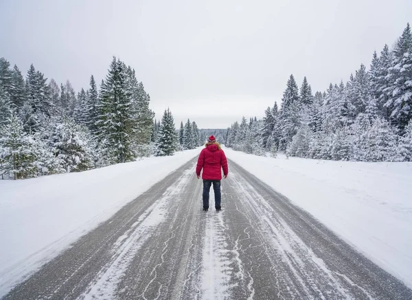 Junger Mann Läuft Straßenrand Unter Dem Schnee — Stockfoto