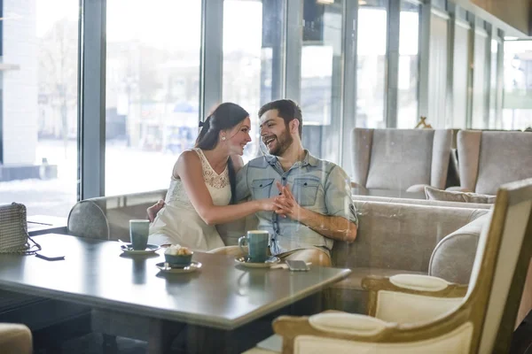 Romântico Jovem Casal Adulto Beber Café Comer Biscoitos — Fotografia de Stock