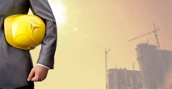 Ingeniero Que Sostiene Casco Amarillo Para Seguridad Los Trabajadores Fondo — Foto de Stock