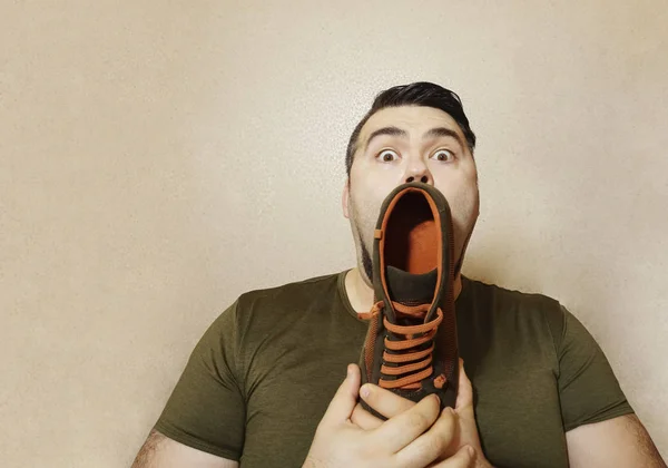 Hombre Gritando Través Del Talón Del Zapato Moderno Elegante Fondo —  Fotos de Stock