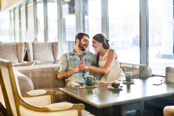 浪漫的年轻成人夫妇喝咖啡和吃饼干 — 图库照片