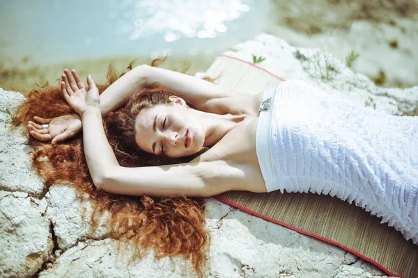 穿着白色衣服的女人在岩石上 美丽的红头发的女孩是在热带海的岸边 — 图库照片