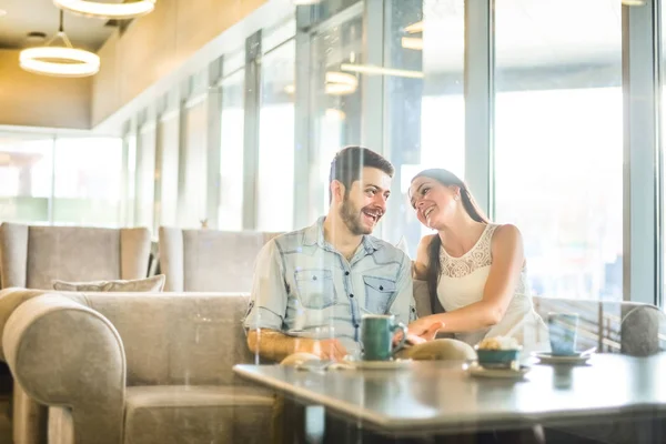 Casal Relaxante Sofá Uma Cafeteria Casal Apaixonado — Fotografia de Stock