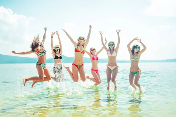 Weergave Van Groep Van Vrienden Having Fun Tropisch Strand Zomer — Stockfoto