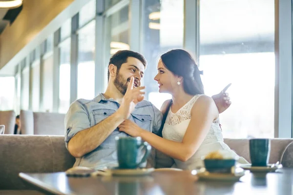 Casal Relaxante Sofá Uma Cafeteria Casal Apaixonado — Fotografia de Stock