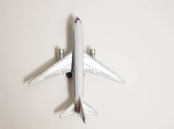 コピー スペースと灰色の背景に灰色の模型飛行機 フラット レイアウト デザイン — ストック写真