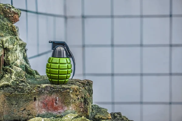 パイナップル 青いタイル表面の背景に対して壁に立つ緑の手榴弾 — ストック写真