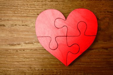  puzzle parçaları ahşap arka plan üzerinde kalp şekilden 