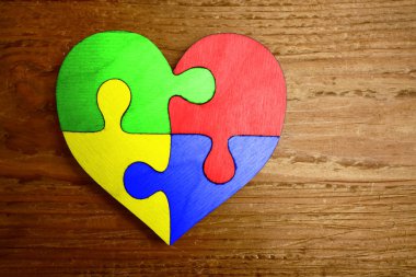  puzzle parçaları ahşap arka plan üzerinde kalp şekilden 