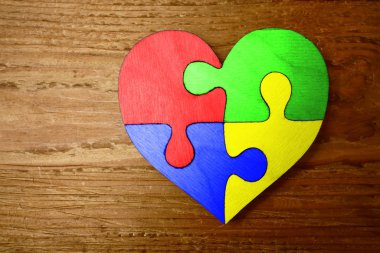  puzzle parçaları ahşap arka plan üzerinde kalp şekilden 
