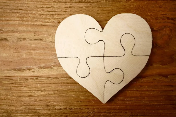 Herzform Aus Puzzleteilen Auf Holzgrund — Stockfoto