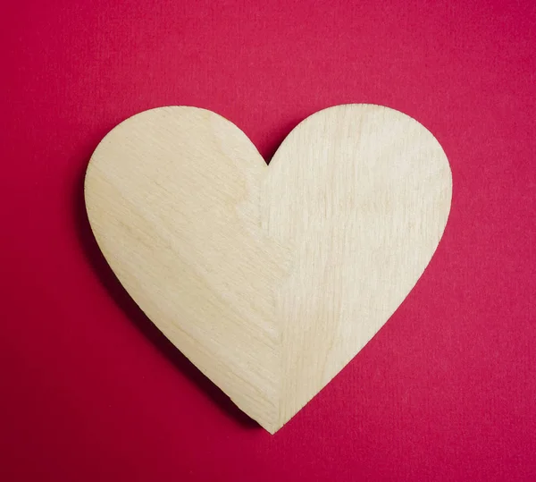 Egy Fából Készült Szív Vörös Háttérben — Stock Fotó