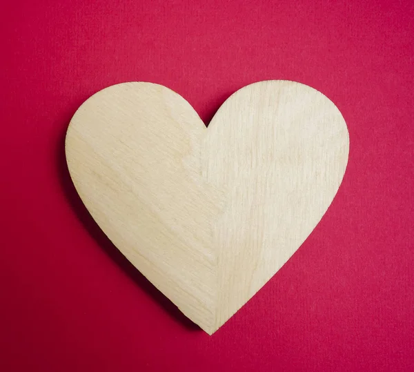 Corazón Madera Sobre Fondo Rojo — Foto de Stock