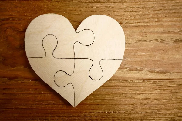 Forme Coeur Partir Pièces Puzzle Sur Fond Bois — Photo