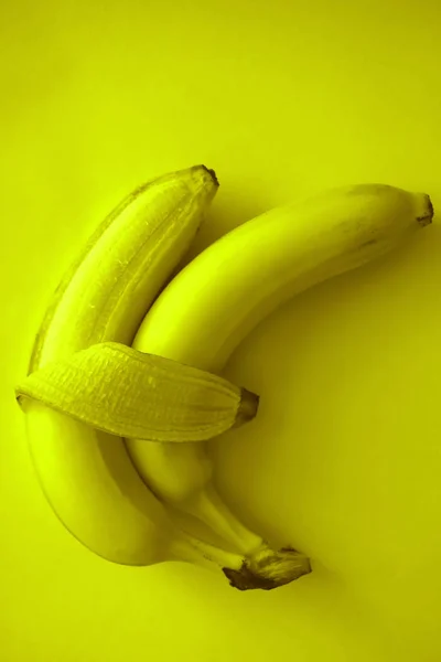 本のバナナが黄色の背景上に分離します 愛と優しさ サイン シンボル カップルの包含の概念 — ストック写真