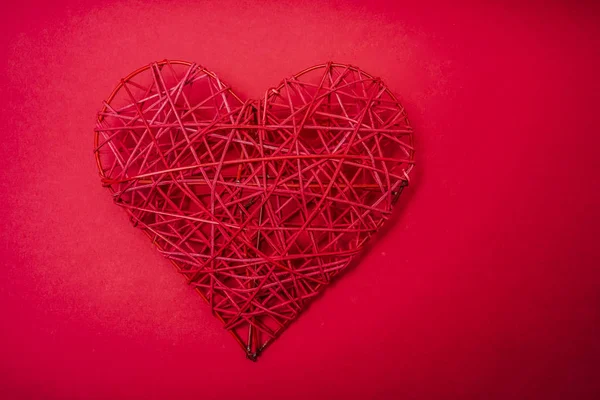 Červená Proutěné Srdce Červené Papírové Pozadí Šťastný Valentines Den — Stock fotografie