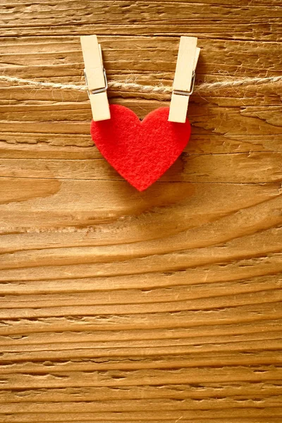 Bir Kırmızı Kalp Kahverengi Ahşap Çit Arka Plan Önünde Iki — Stok fotoğraf