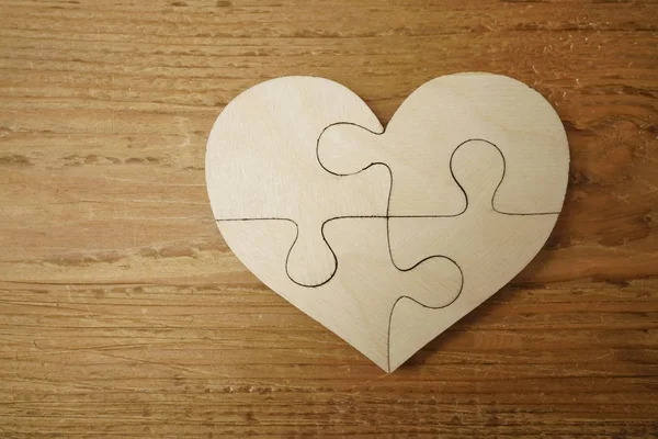 Καρδιά Σχήμα Από Κομμάτια Του Παζλ Φόντο Ξύλινη — Φωτογραφία Αρχείου