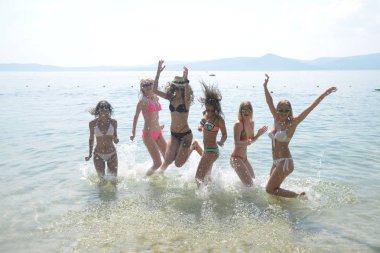 Arkadaş Grubu 'nun Tropikal Plajda Eğlenmesi