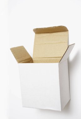 Beyaz arka plan üzerinde izole açık catoon kutusu. 