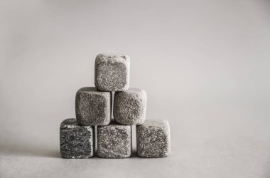 Mavi kağıt arka plan üzerinde izole küpleri. boş kopya alanı yazıt için.