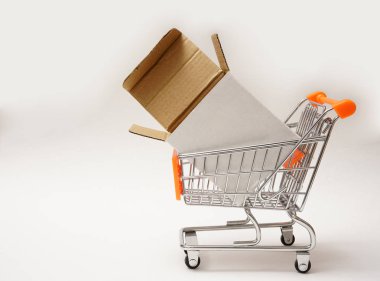 Beyaz arka plan üzerinde izole açık çizgi film kutusu ile metal arabası.                             