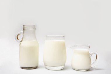 Süt şişesi, sürahi ve bardak süt kağıt arka plan üzerinde izole.