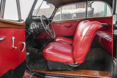 Eski model araba içi. kırmızı deri koltuklar. 