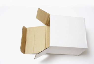 Beyaz arka plan üzerinde izole açık catoon kutusu