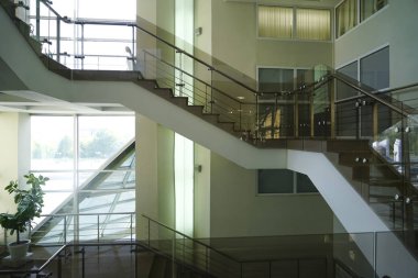 taş modern iç merdivenlerde. cam parmaklıklar. Düşük açılı görünümü, merdiven önde gelen doğru modern bina. 