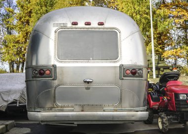 Moskova, Rusya - 13 Ekim 2018: çakıl üzerinde park edilmiş lüks Amerikan hazırlayıcı karavan 