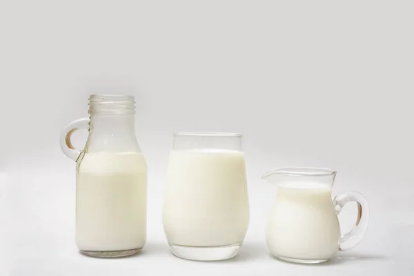 Milchflasche Krug Und Glas Milch Isoliert Auf Papierhintergrund — Stockfoto