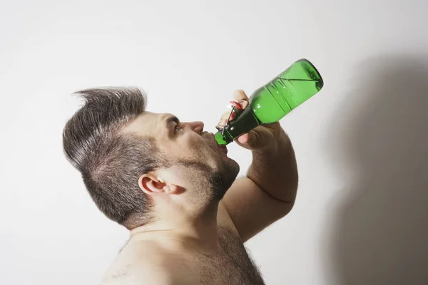 Mladý Dospělý Muž Pití Alkoholu Pivo Zeleného Skla — Stock fotografie