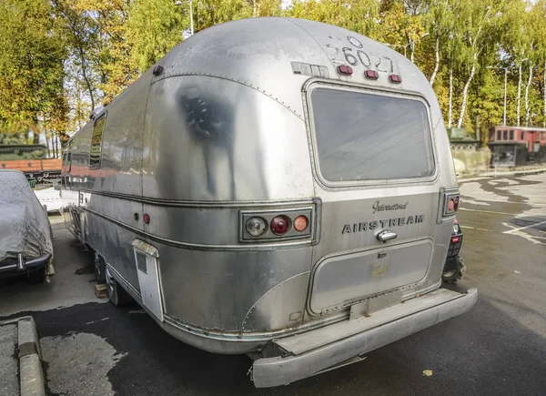 Retro Amerikaanse Trailer Camper Caravan Geparkeerd Grind Een Camping — Stockfoto